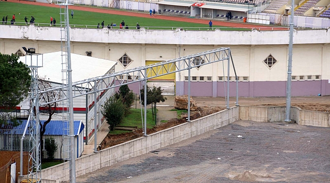 Gebze'deki yeni futbol sahasının aydınlatma direkleri dikildi