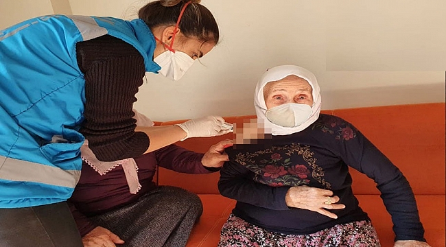 107 yaşındaki Emine Teyze’ye Covid aşısı!