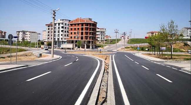 Çayırova’da asfaltı serilen yolların çizgileri çiziliyor