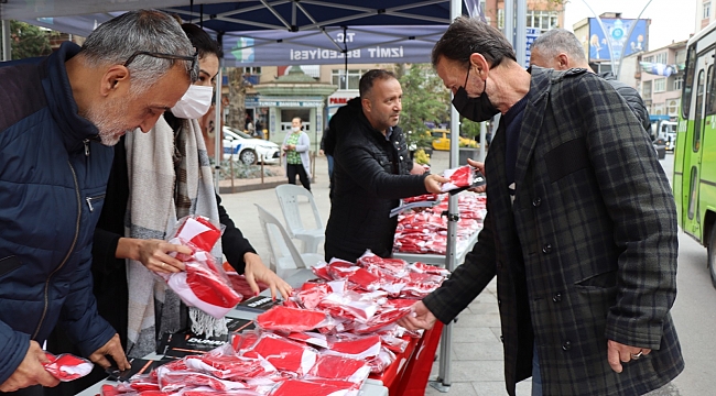 İzmit Belediyesi vatandaşa Türk Bayrağı dağıttı