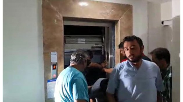 Asansörde kalan 7 kişiyi itfaiye kurtardı
